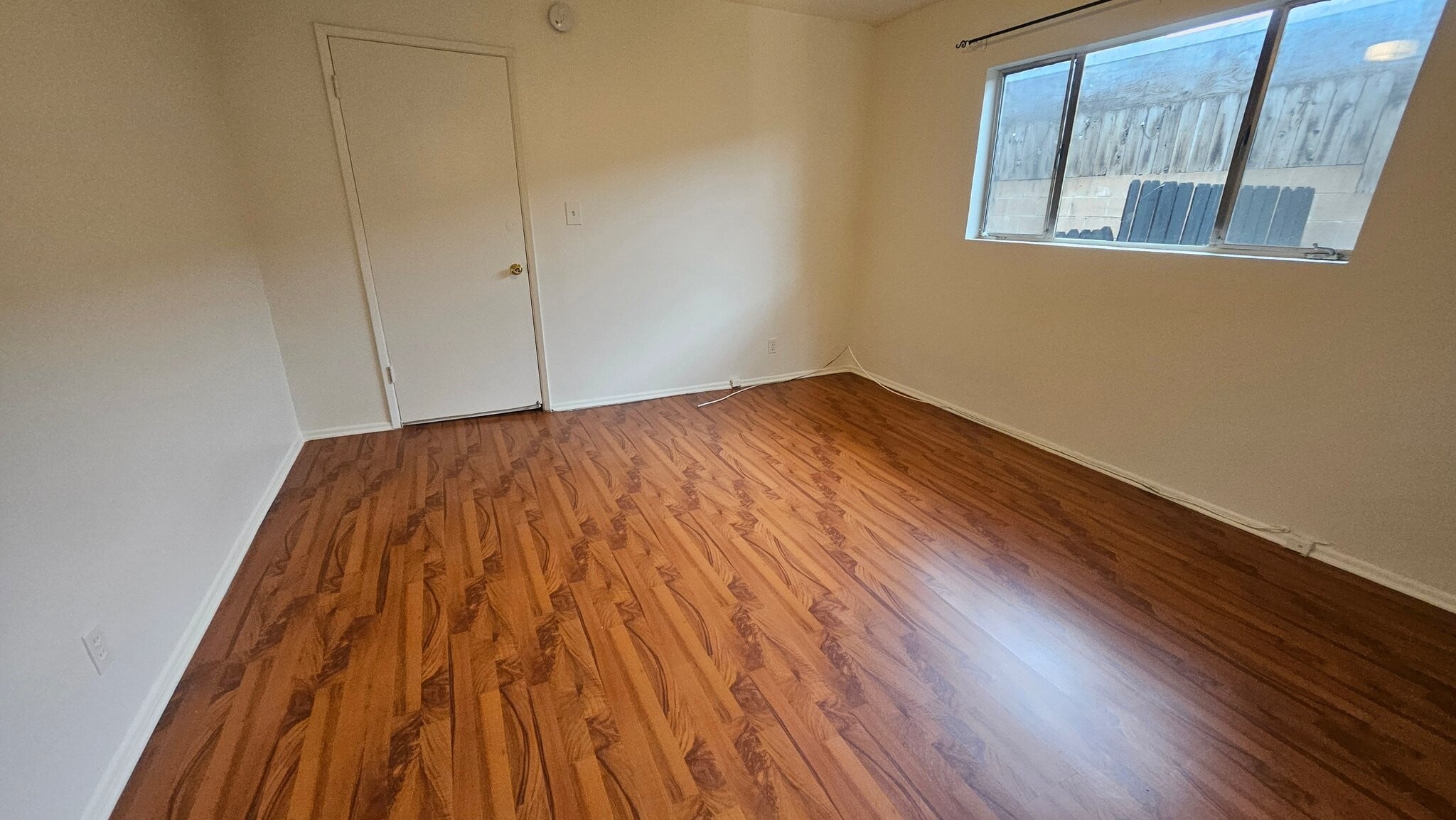 Building Photo - 638 N W Knoll Dr