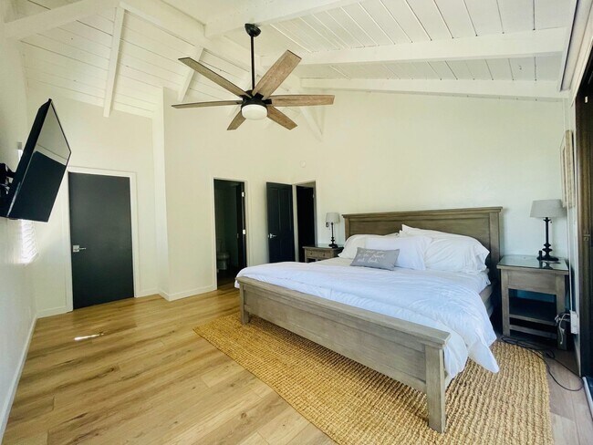 Building Photo - Gorgeous Furnished Canyon Home near beach/...