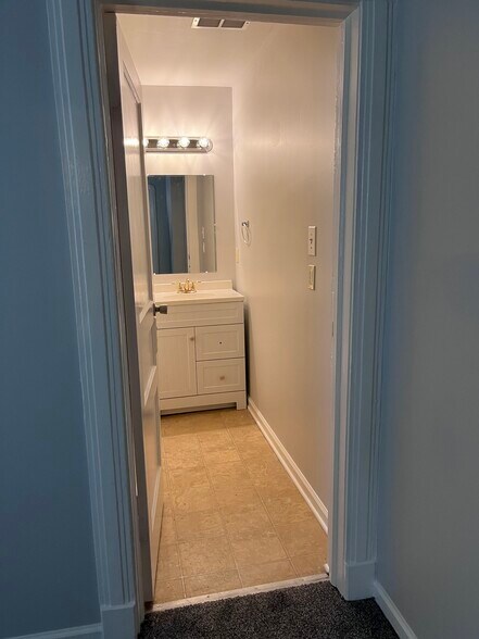 Full bathroom - 539 Maple Ave