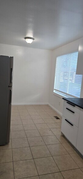 Building Photo - 2530 S Parkcrest Dr