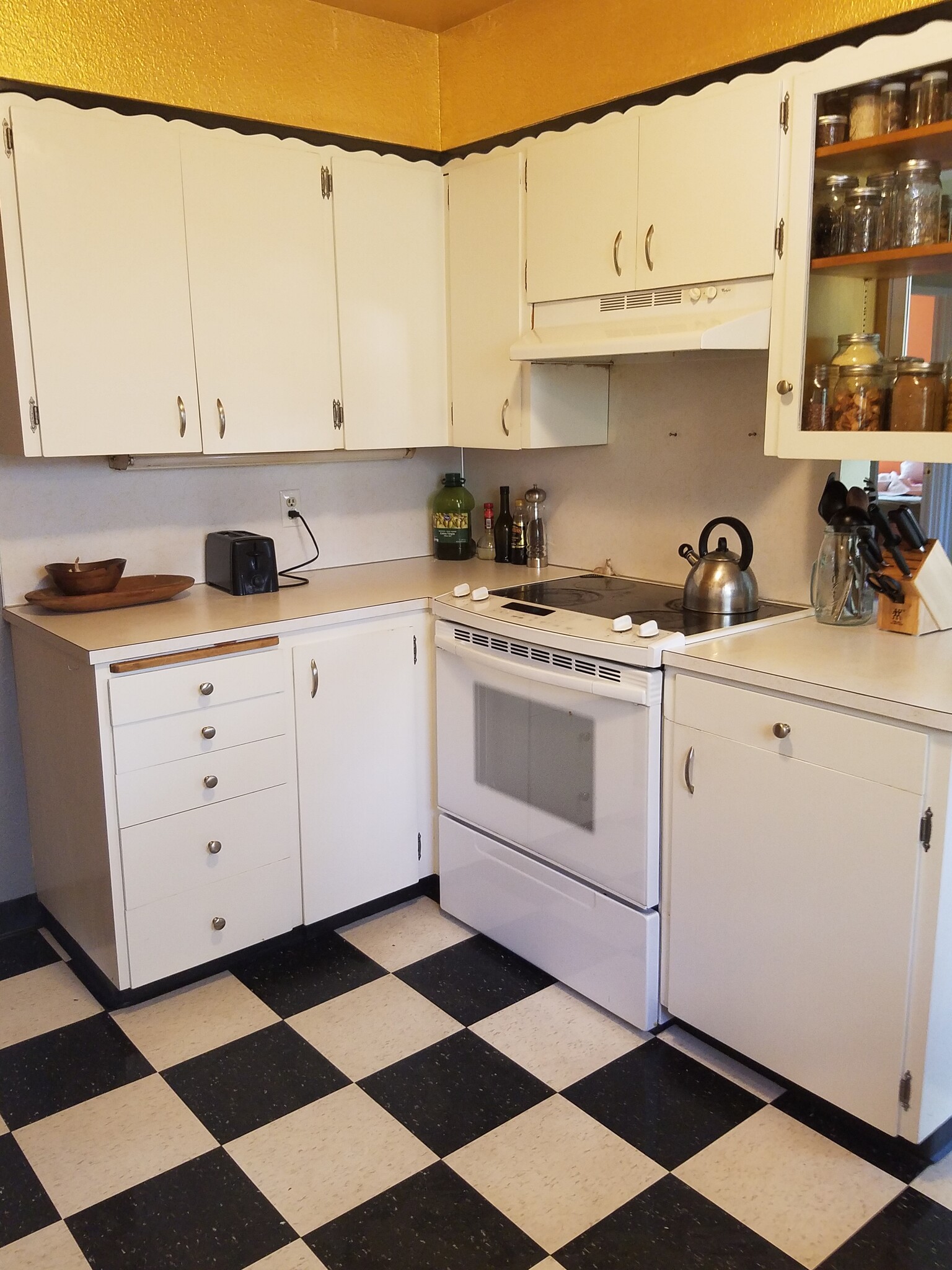 This stove has been replaced with a coil top model. - 5055 NE 87th Ave