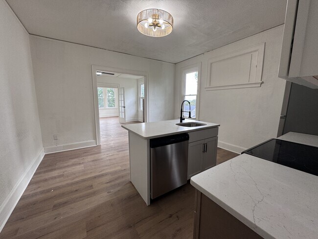 Building Photo - 541 Considine Ave