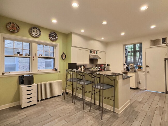 Building Photo - 2921 N Pine Grove Ave