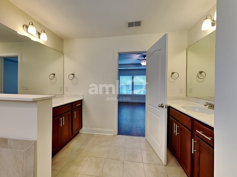 Building Photo - 100 Doral Blue Dr