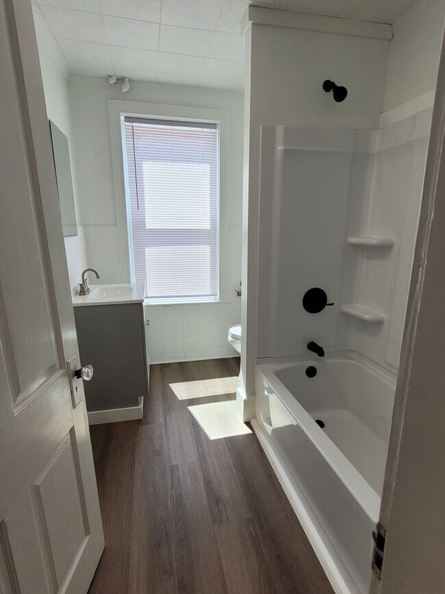 Building Photo - 565 W Market St