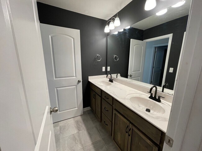 Building Photo - 5BD/3BA Beautiful home within Braeburn nei...