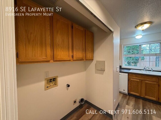 Building Photo - 8916 SE Lafayette St