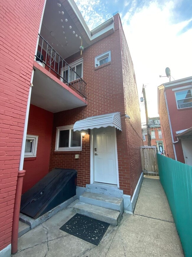 Building Photo - NEWLY RENOVATED 2 BEDROOM IN THE HEART OF SOUTHSIDE!