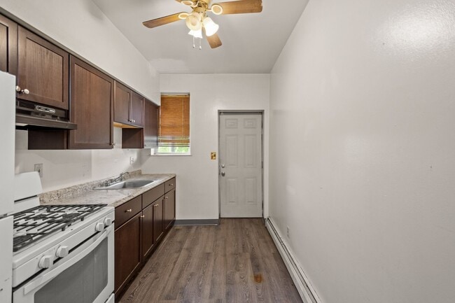 Building Photo - 2232 Woodstock Ave