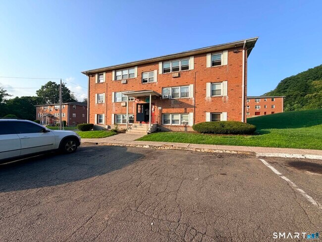Building Photo - 15 Donna Dr