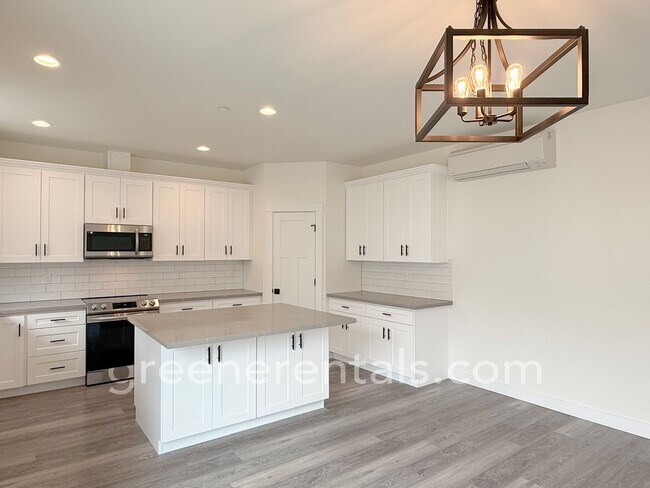 Building Photo - 2545 Natola Dr SE