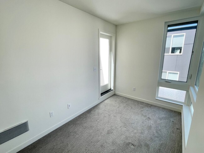 Building Photo - 4 Star Green Built 2-Bedroom, 2-Bath Townhome