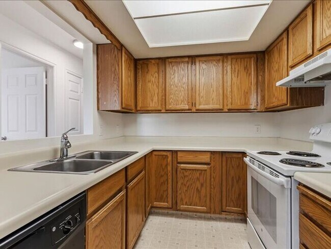 Building Photo - SANDY  2 BED 2 BATH CONDO, small pet OK