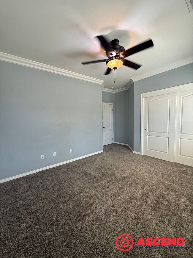 Building Photo - Charming Home in Olive Dr Area!