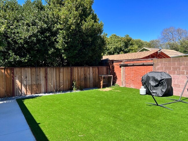 Building Photo - Beautifully remodled 2 bedroom cottage wit...