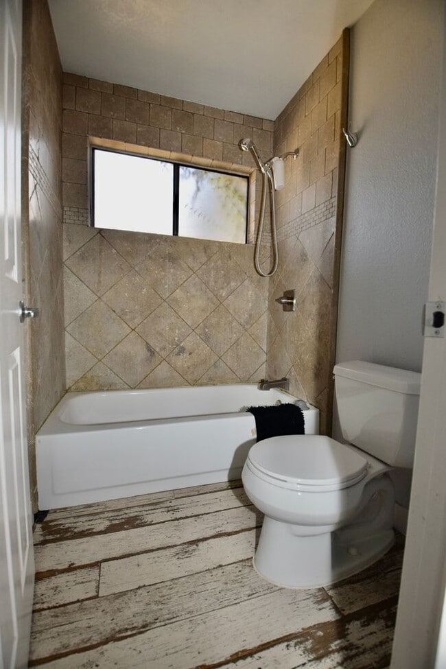 Building Photo - Beautiful modern 1 bed 2 bath corner unit in the Highlands Condominium community.