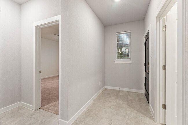 Building Photo - Beautiful 4 bedroom, 3 bathroom home in Hu...