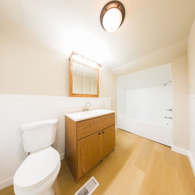 Building Photo - 1200 Sqft. 2 Bedroom 1 Bath