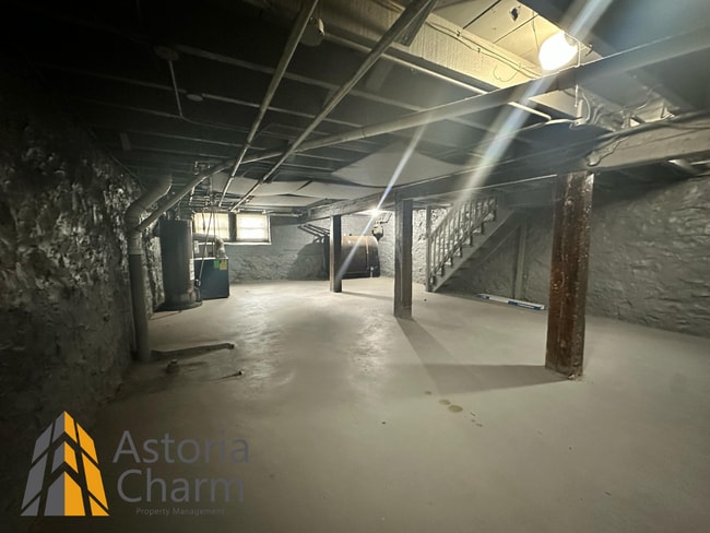 Building Photo - 4 bedroom 1 bath or 3 bedroom + den AVAILA...
