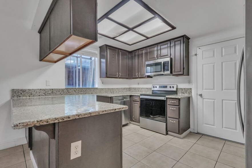 Building Photo - 940 Collegeview Dr