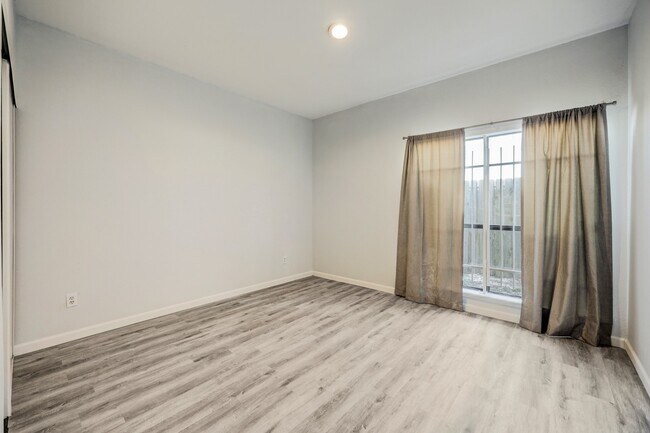 Building Photo - 1818 Augusta Dr