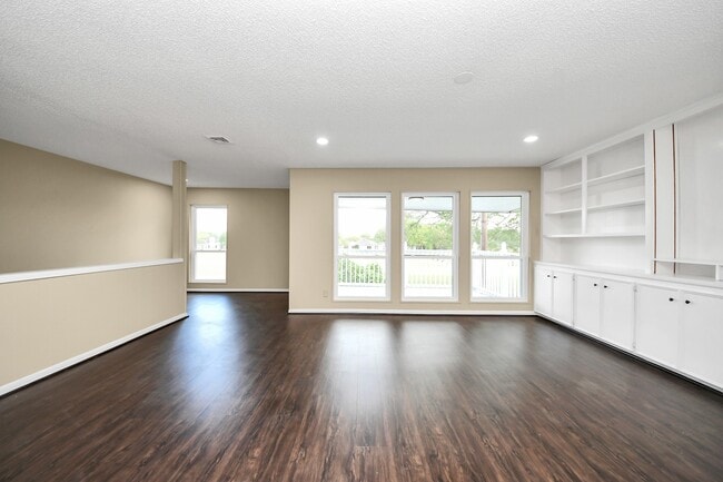 Building Photo - 5 Tiffany Square