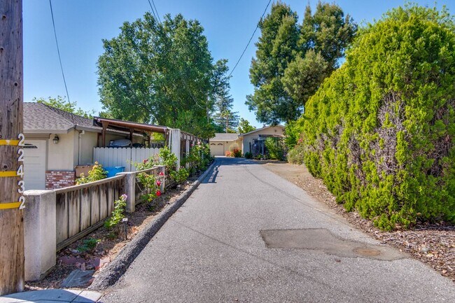 Building Photo - Spacious Home l Massive 12,525 Sq Ft Lot l...