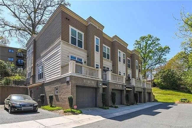 Primary Photo - Luxury Elizabeth Condo – Gated Community w...