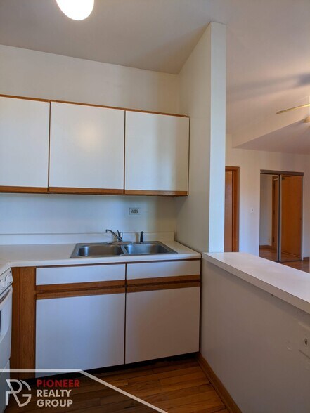Building Photo - 633 W Barry Ave
