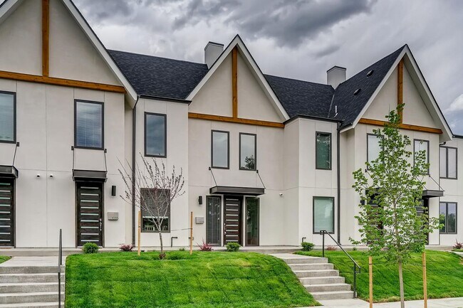 Building Photo - Beautiful Townhome for Rent