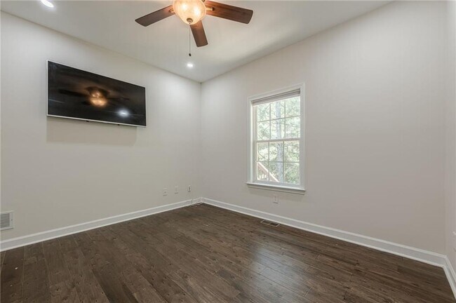 Building Photo - 4720 Shiloh Springs Rd