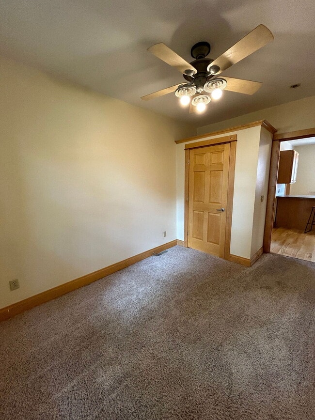 Building Photo - New On Market - 3 Bedroom, 1 Bathroom Duplex