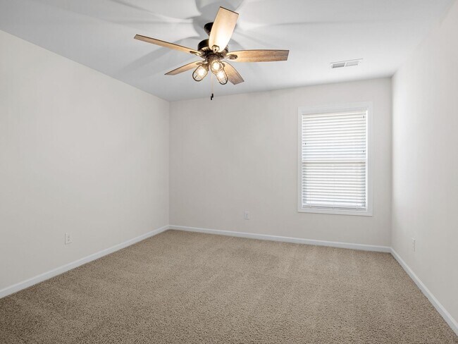 Building Photo - Beautiful 4 BR, 3.5 BA, 2 Car Garage Home ...