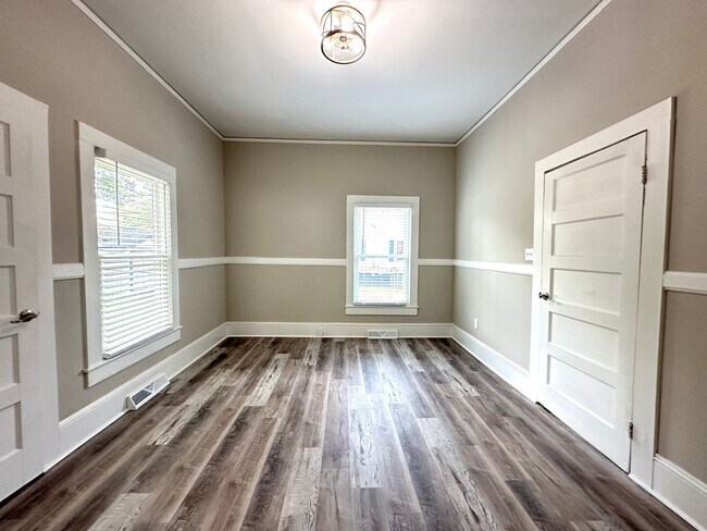 Building Photo - Beautifully Renovated 2 Bedroom 1 Bathroom...