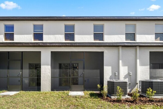Building Photo - LIKE NEW Townhome in Willow Square!