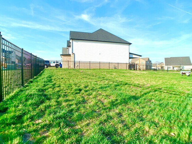 Building Photo - 585 Dexter Dr