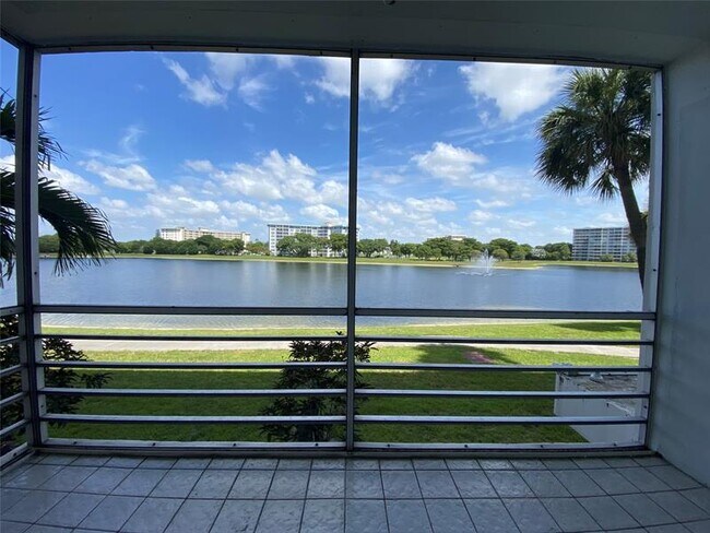Building Photo - 2801 N Palm Aire Dr