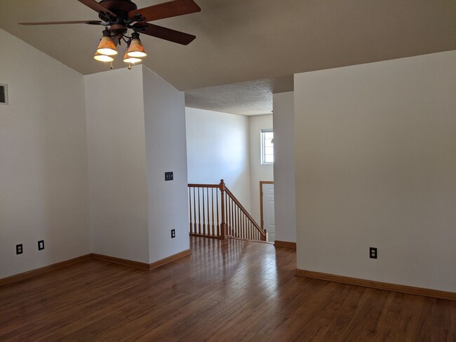 Building Photo - Spacious, corner lot 3-bedroom, 2-bath duplex in Iowa City