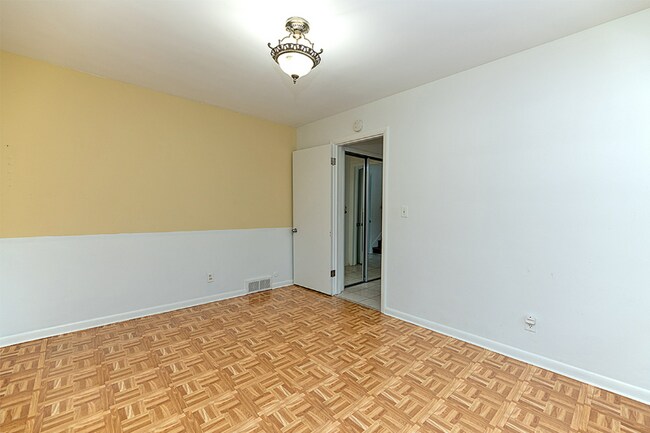 Building Photo - 4682 Huron Hill Dr