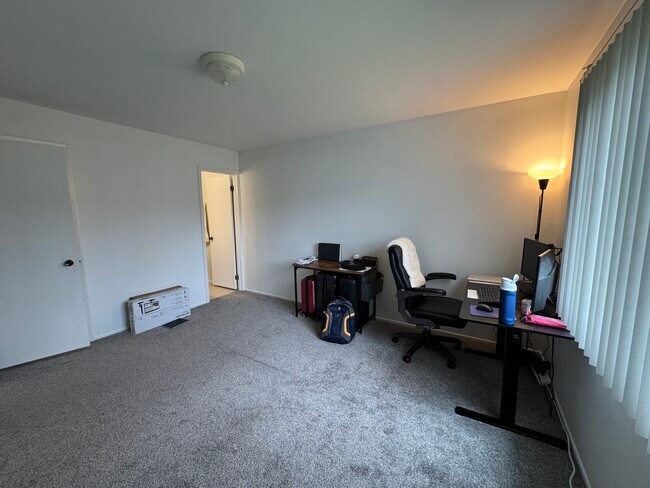 Building Photo - 220 Oak Knoll Ct