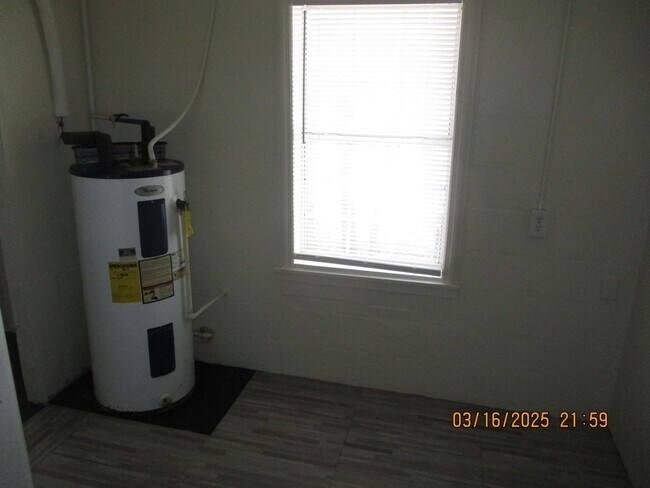 Building Photo - 520 Jefferies Ave