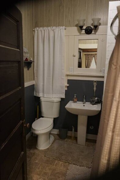 Bathroom - 4910 E 6th Ave