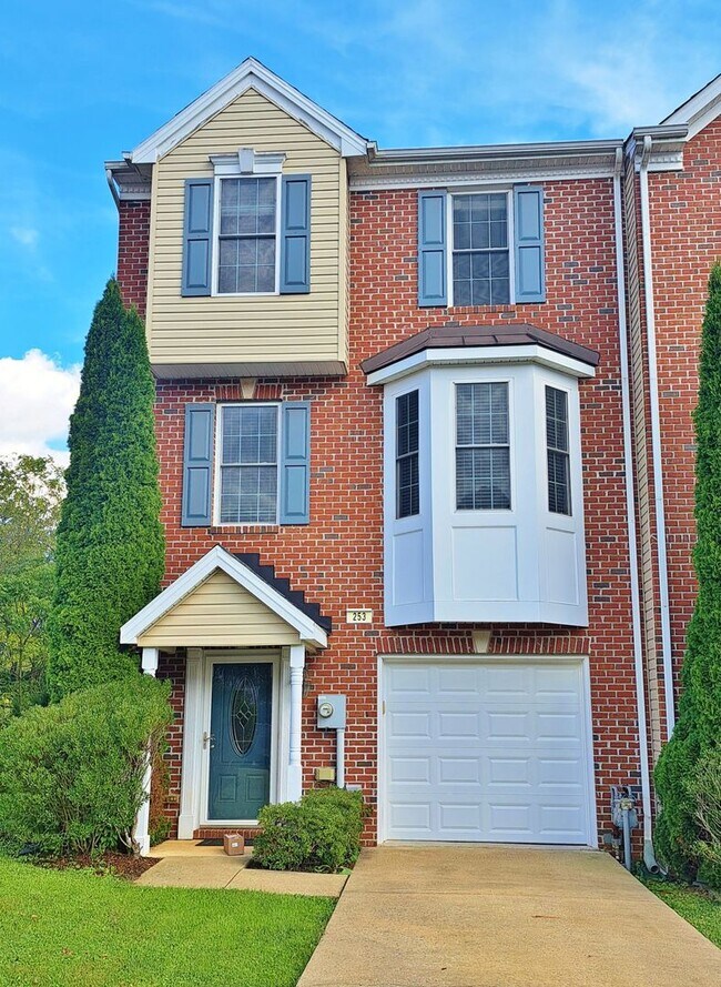 Building Photo - 3 Bed / 2-1/2 Bath Single Family Townhome with 1-Car Garage