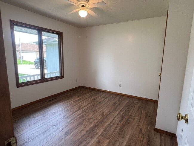 Building Photo - 3 Bed / 2 Bath in heart of Springfield