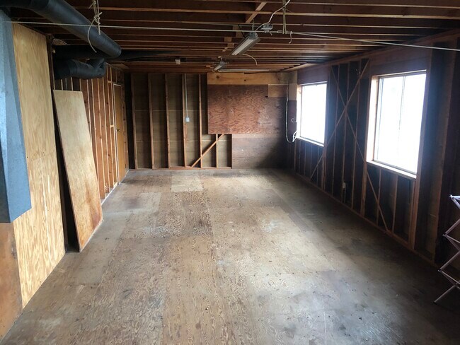 extra space - 280 Prague St