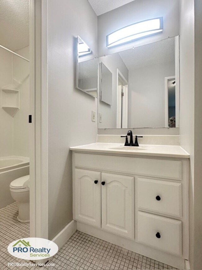 Building Photo - Recently Remodeled Condo **Half off 1 Mont...