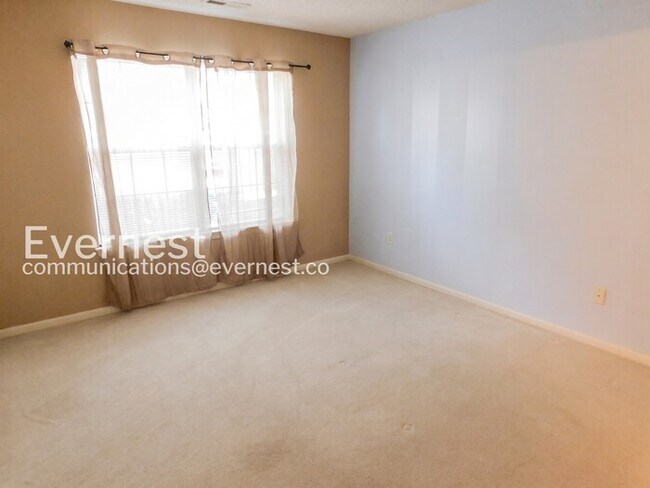 Building Photo - 702 Westgate Cir