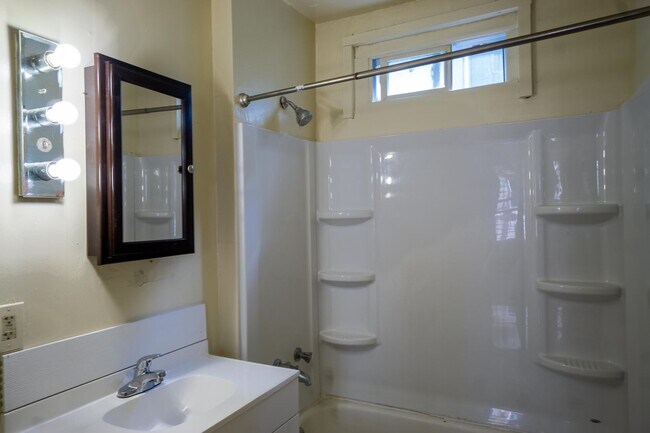 Building Photo - 3 Bedroom Apartment with Great View of Tho...