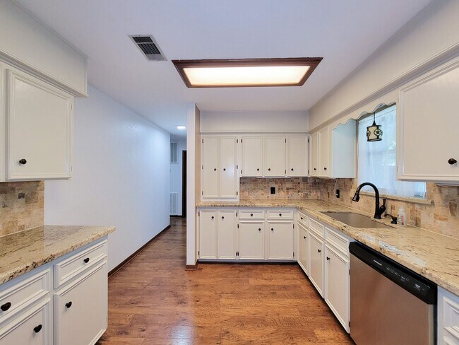 Building Photo - 10282 Valley Dr S