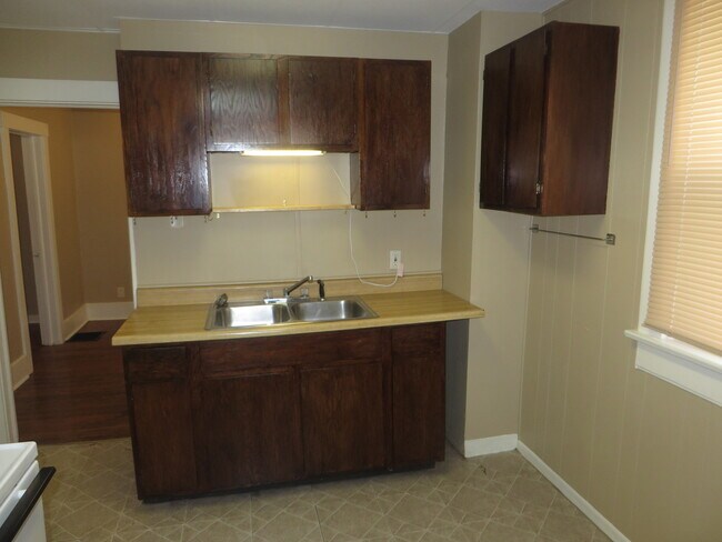 Building Photo - 1126 Nelson St